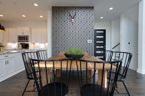 Dining - Huge Luxe Home! 11 Beds - Rooftop Fire pit! (Nashville)