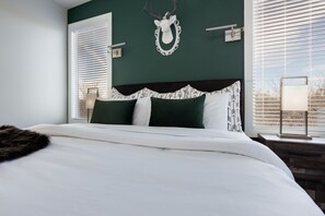 4 bedrooms, iron/ironing board, WiFi, bed sheets - Huge Luxe Home! 11 Beds - Rooftop Fire pit! (Nashville)