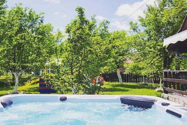 Rumah (Two Bedroom Holiday Home with Terrace) | Bathtub spa pribadi