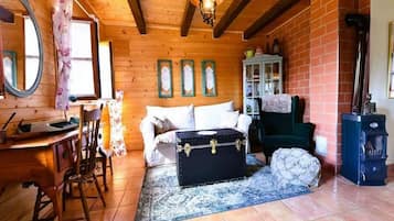 Hus (Two Bedroom Holiday Home with Terrace) | Vardagsrum | 32-tums platt-tv med digitalkanaler