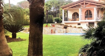 Exclusiva Casa de Lujo con Piscinas y Amplio Jardín en Zona Tranquila