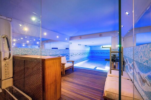 Exclusiva Casa de Lujo con Piscinas y Amplio Jardín en Zona Tranquila