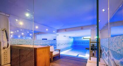 Exclusiva Casa de Lujo con Piscinas y Amplio JardĂn en Zona Tranquila