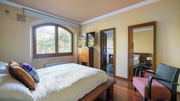 5 dormitorios, tabla de planchar con plancha, wifi y ropa de cama