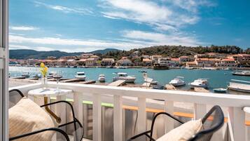 House (Three Bedroom Holiday Home with Sea V) | Balcony