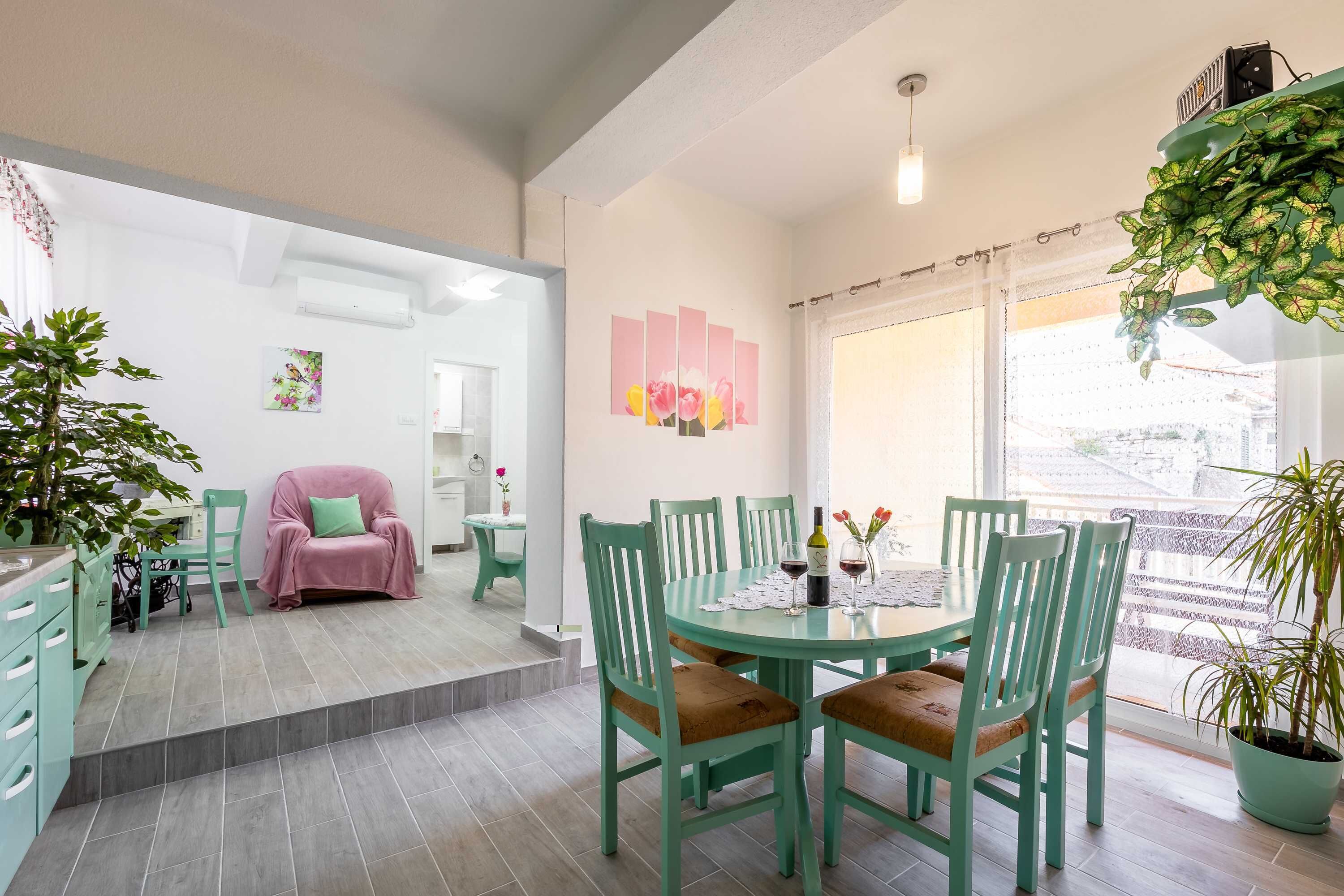 House (Three Bedroom Holiday Home with Sea V) | Dining room