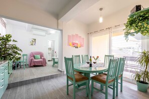 House (Three Bedroom Holiday Home with Sea V) | Dining room