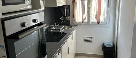 Een koelkast, een microgolfoven, een oven, een kookplaat