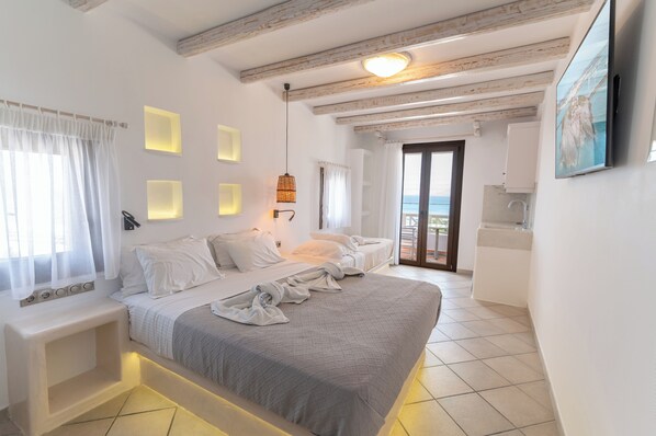 Deluxe-Dreibettzimmer, Meerseite | Zimmersafe, schallisolierte Zimmer, Bügeleisen/Bügelbrett