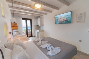 Deluxe Triple Room, Oceanfront - Nikos Apartments & Studios (Naxos)