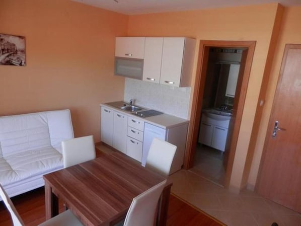 Apartment (One Bedroom Apartment with Balcony an) | Private kitchenette
