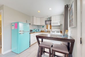 Fridge, microwave, stovetop, dishwasher - Private Pool, Golf Cart Access, Boat Parking (Port Aransas)