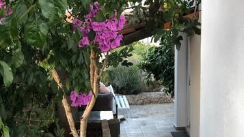 House (Two Bedroom Holiday Home with Sea Vie) | Garden