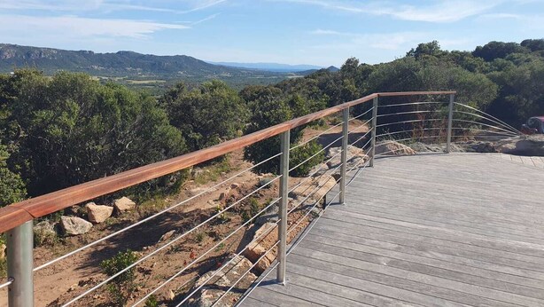 A wooden deck with metal railings overlooking a mountainous landscape. - Cozy villa between sea and mountains (Figari)