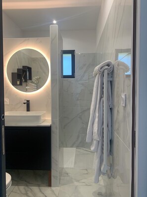 Dusche, Haartrockner, Handtücher, Seife