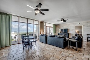 智能電視、DVD 播放機、書籍、音響