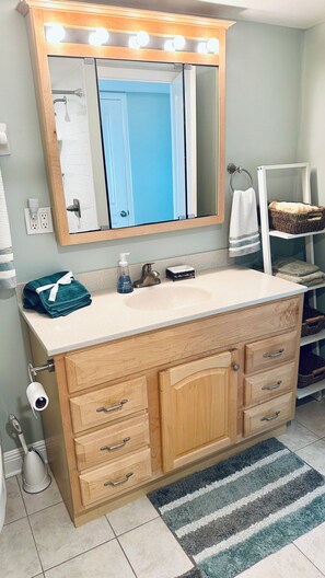 Douche, sèche-cheveux, serviettes fournies, savon