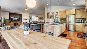 Una cocina moderna con armarios de madera, electrodomésticos de acero inoxidable y una isla central.
