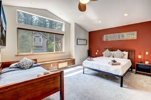 4 bedrooms, desk, travel cot, free WiFi - Sierra Solace - Forest & Seasonal River Out Back (South Lake Tahoe)