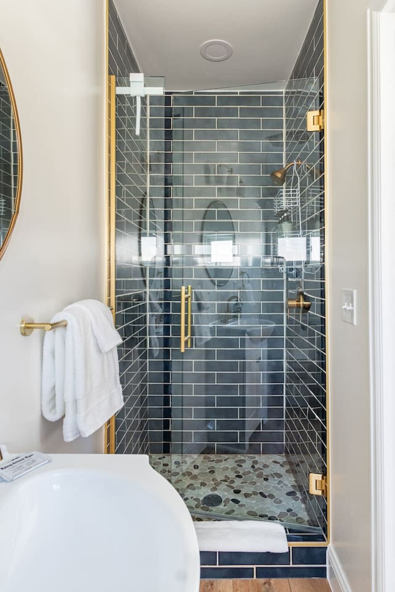 吹风机、毛巾、肥皂、卫生纸