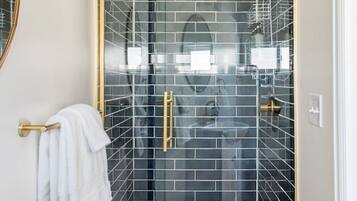 Asciugacapelli, asciugamani, sapone, carta igienica