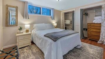 4 bedrooms, desk, iron/ironing board, travel crib
