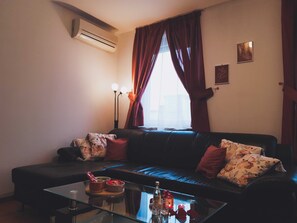 Appartement (One Bedroom Apartment) | Salle de séjour | TV connectée de 32 pouces avec chaînes numériques