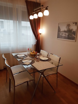 아파트 (One Bedroom Apartment) | 다이닝룸