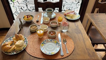 Sudah termasuk sarapan ala kontinental setiap hari