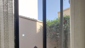 A courtyard with a bench, table, chairs, and potted plants. - Posta del Ángel (Salta)