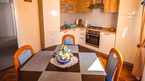 Apartemen (Apartments Amalia - Two Bedroom Apart) | Ruang makan
