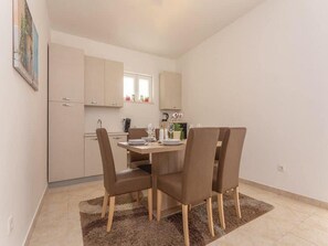 Apartament (Two Bedroom Apartment with Swimming P) | Menjador