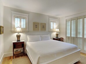 3 bedrooms, iron/ironing board, WiFi, bed sheets - Raven's Run, Lakeside Home, Near the Beach, Clubhouse Pool (Miramar Beach)