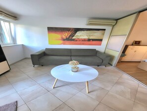 Studio (Studio Apartment with Terrace) | Dining room