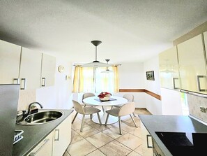 Studio (Studio Apartment with Terrace) | Dining room