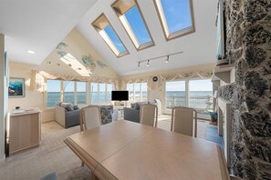 Fernseher, Kamin, Bücher