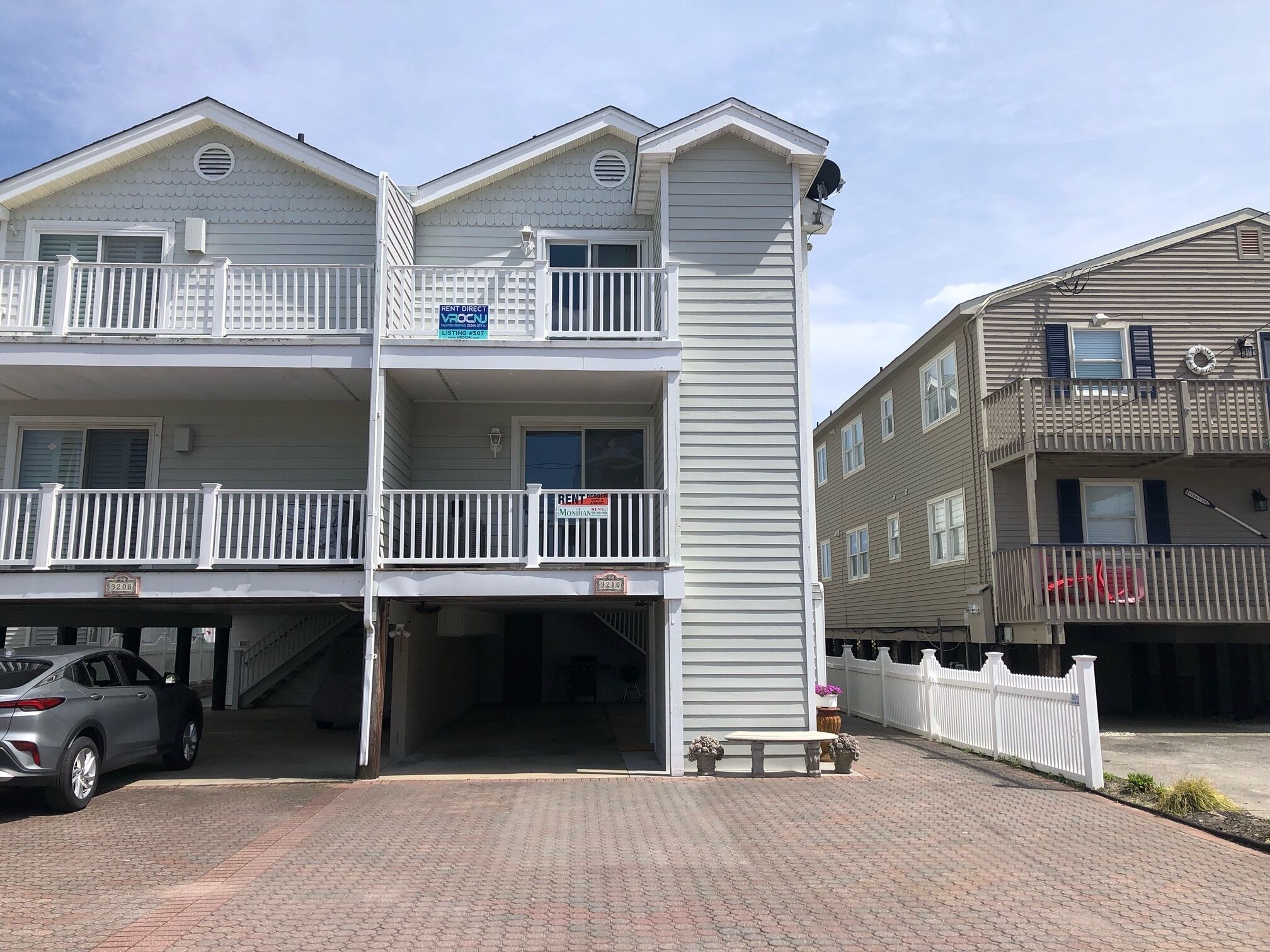 Book your vacation in this beachfront townhouse..!