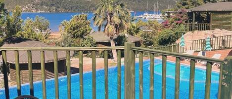 Habitación doble Confort, balcón, vista a la playa | Área de sala de estar