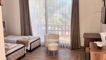 Escritorio, espacio para trabajar con laptop y wifi gratis