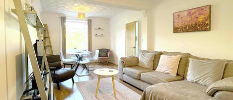 Televisión, libros, oficina