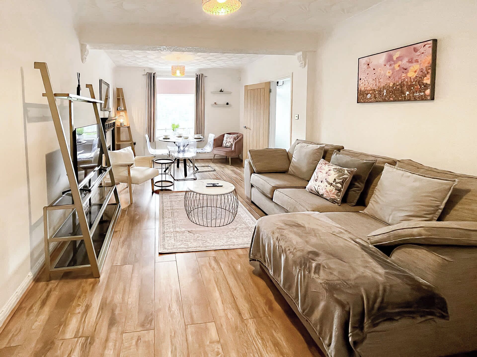 Télévision, livres, espaces bureaux