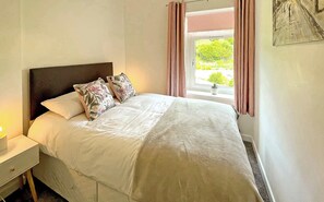 3 dormitorios, escritorio, tabla de planchar con plancha y cuna de viaje