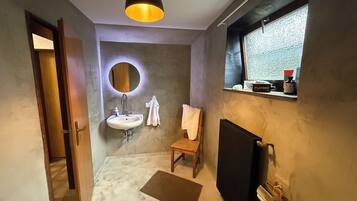 Shower, hair dryer, bidet, towels