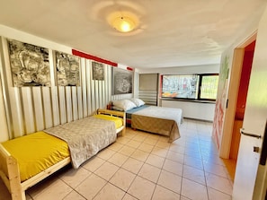 6 chambres, coffres-forts dans les chambres, bureau