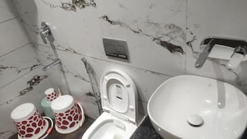 Exclusive Quadruple Room | Bathroom | Towels, soap, shampoo, toilet paper