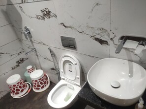 Chambre Quadruple Exclusive | Salle de bain | Serviettes fournies, savon, shampoing, papier toilette