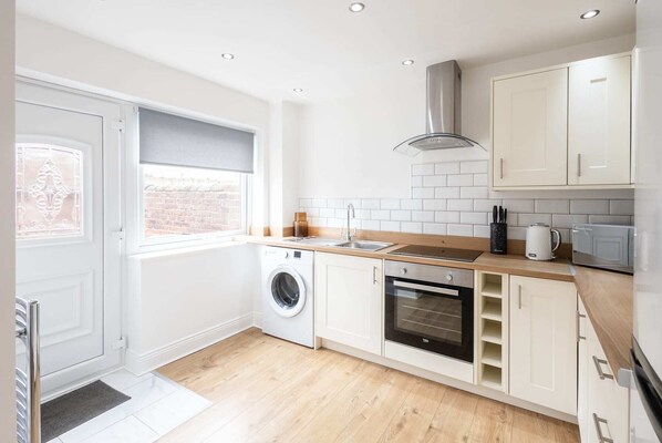 Een koelkast, een microgolfoven, een oven, een kookplaat