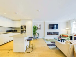 TV, fireplace, offices - Spacious & Beautiful Bond Street Apartment (Greater London)