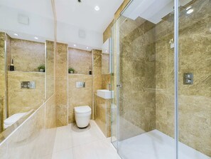 Shower, hair dryer, towels - Spacious & Beautiful Bond Street Apartment (Greater London)