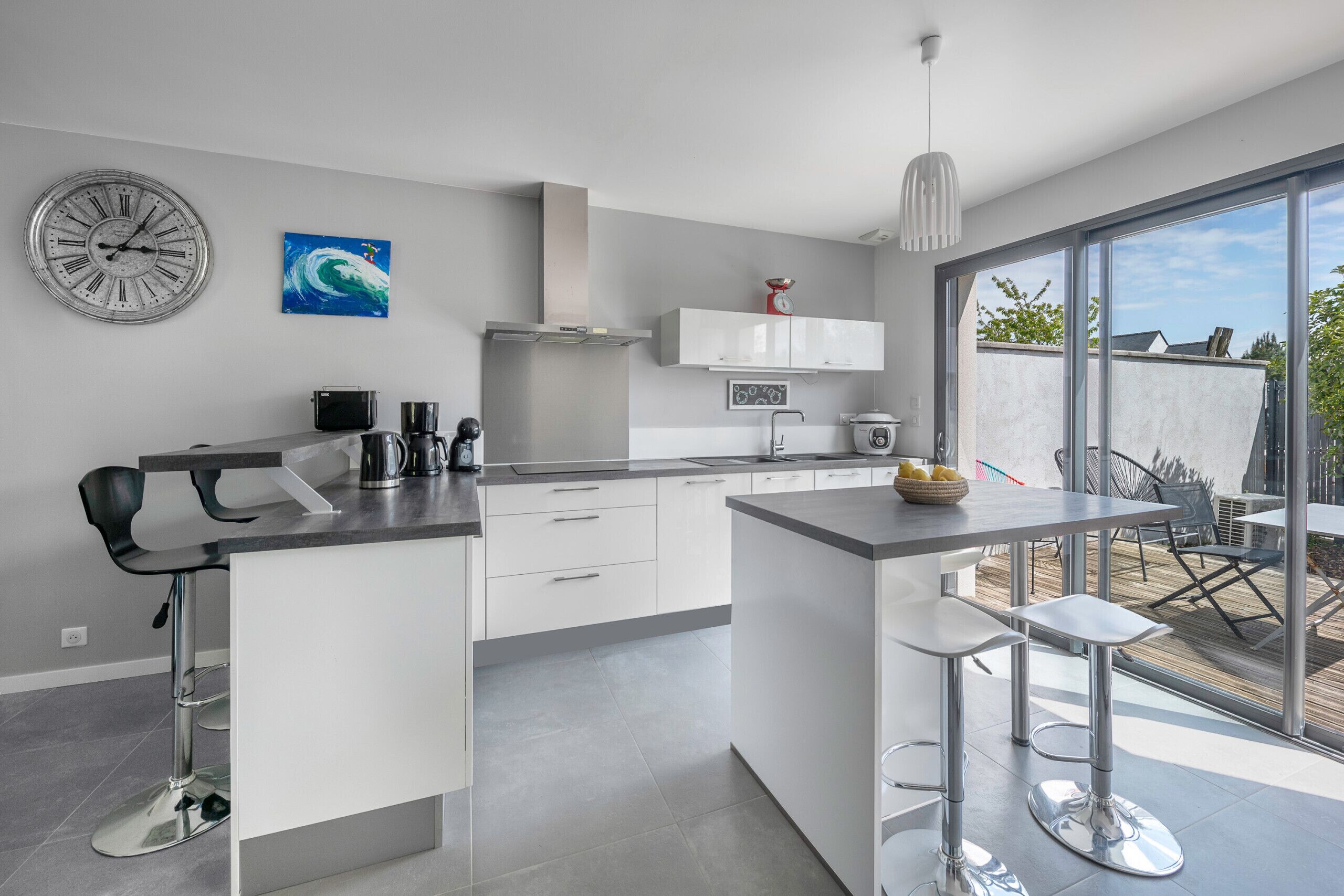 Een koelkast, een microgolfoven, een oven, een vaatwasser